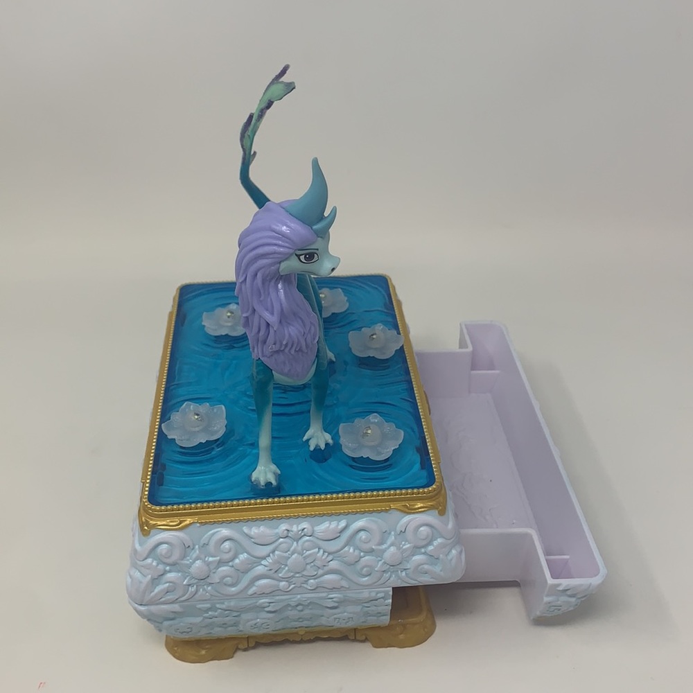 Disney Raya & The Last Dragon Sisu Jewelry Chest Box Changing Lights & Music - Picture 6 of 17